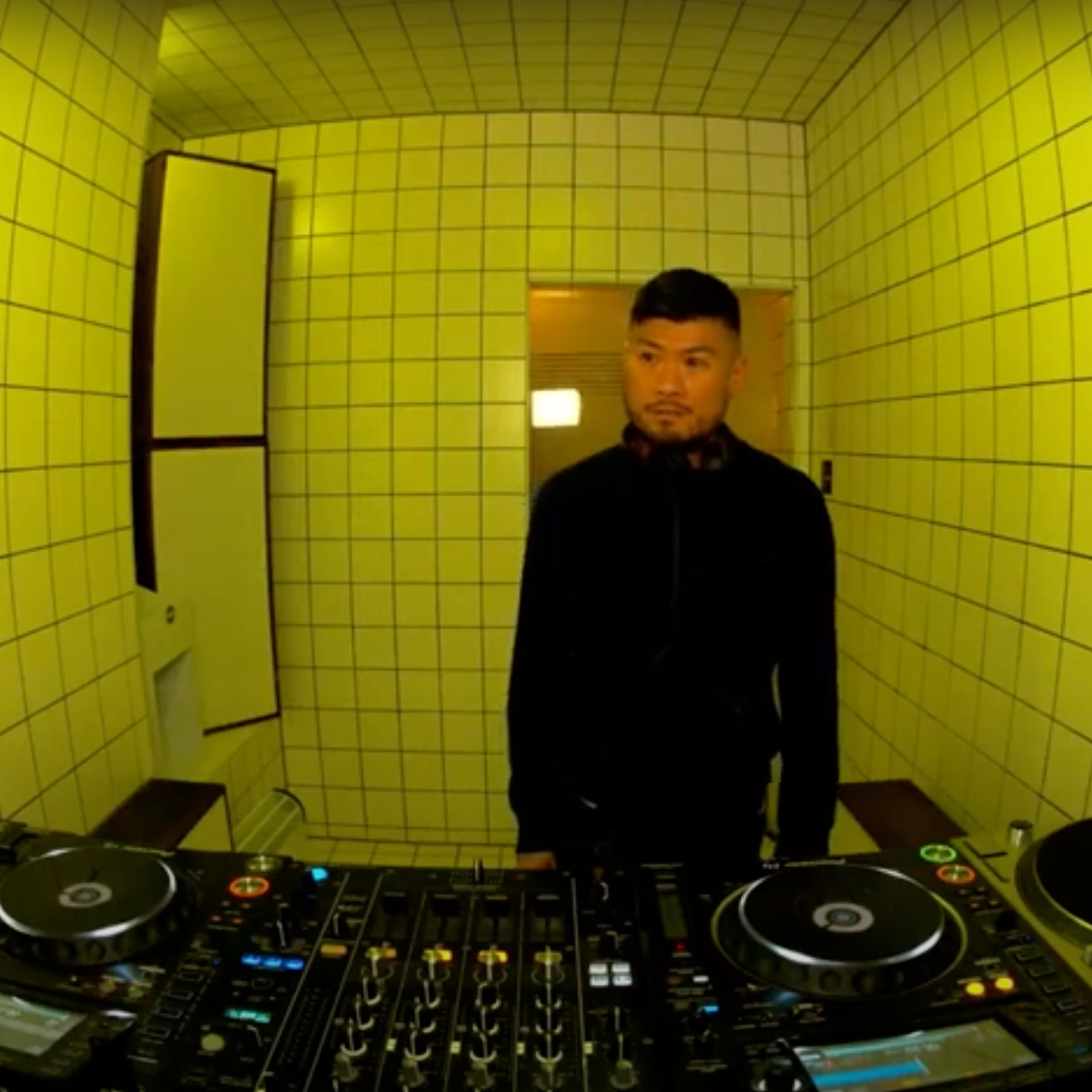 Still of Bézier streaming live dj set at Hoer Berlin December 21st 2022